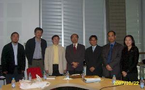 The delegation took photo with Tongju University staff